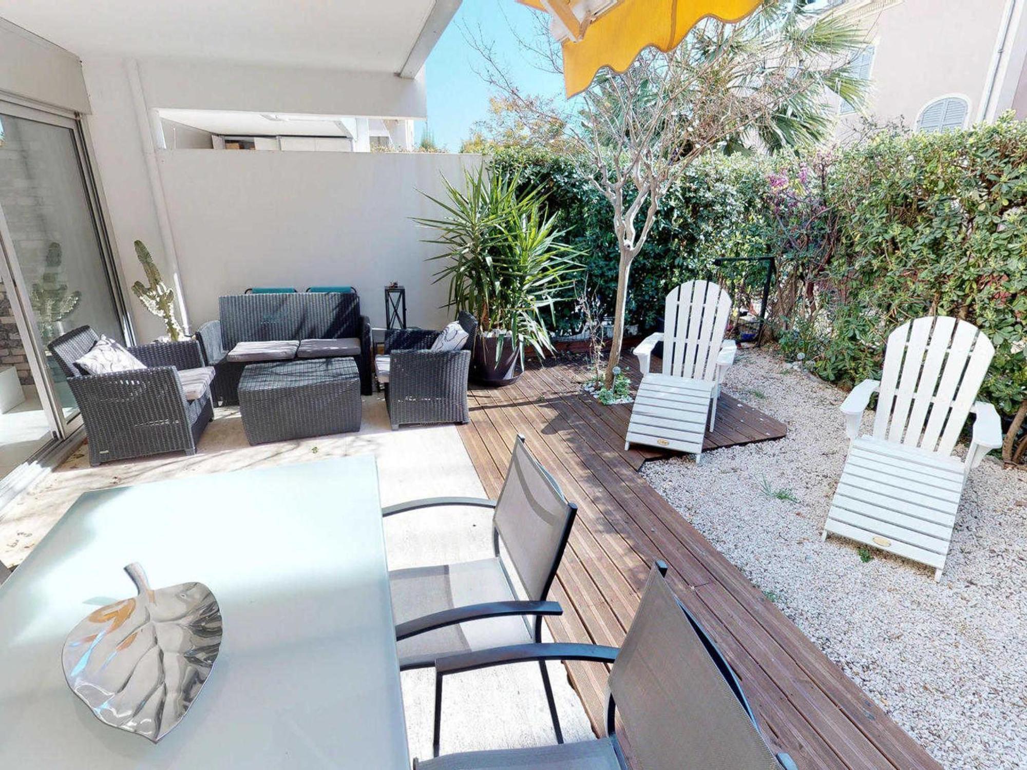 Superbe 2p Renove Avec Jardin, Piscine Et Proche A - Fr-1-196-164